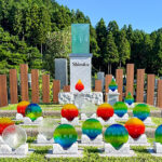秋川霊園｜日の出町 様々なお墓がある広大な霊園 カラフルなガラスが美しいのサムネイル写真1