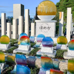 秋川霊園｜日の出町 様々なお墓がある広大な霊園 カラフルなガラスが美しいの写真2