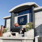 秋川霊園｜日の出町 様々なお墓がある広大な霊園 カラフルなガラスが美しいの写真4