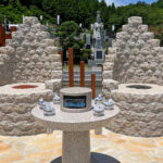 秋川霊園｜日の出町 様々なお墓がある広大な霊園 カラフルなガラスが美しいの写真3