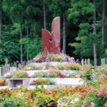 小平メモリアルガーデン｜東村山市 花いっぱい 美しいガラス壺に納骨の樹木葬の写真1