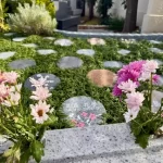 樹木葬「ひかりのガーデン」｜足立区 ステンドグラスと木漏れ日の暖かな樹木葬霊園のサムネイル写真2